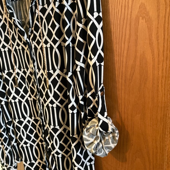 COPY - GRIFFLIN Dress blouse, gold-tone chain accent at the neckline. Roll tab … - Picture 6 of 10